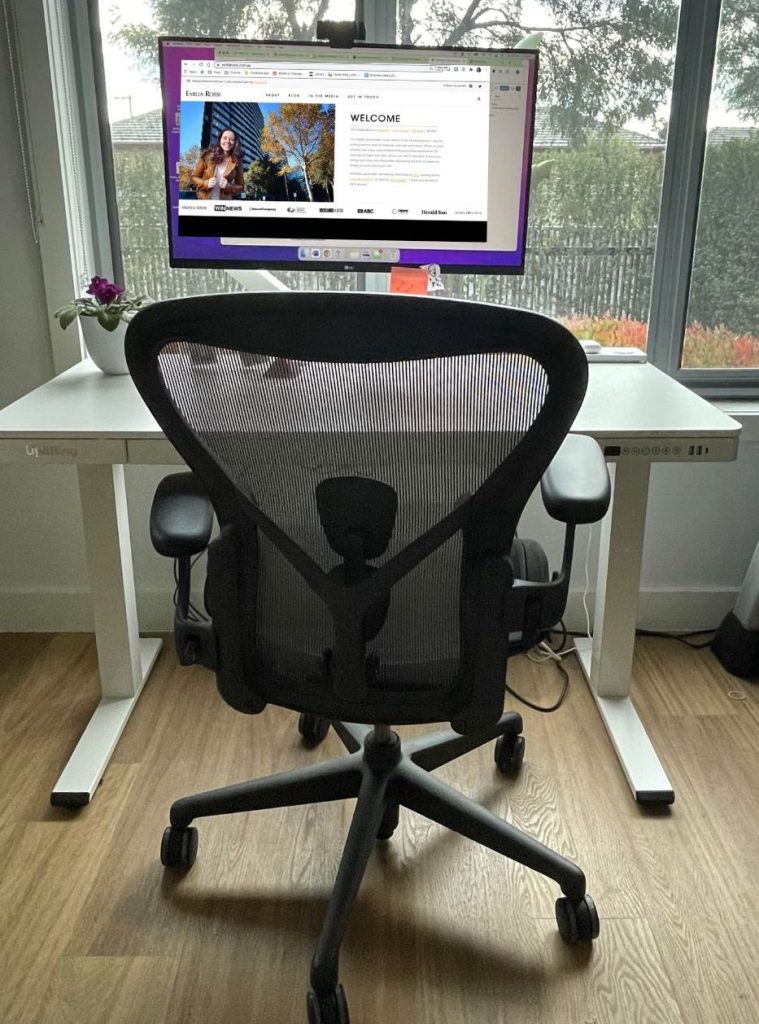 My workstation is minimalist, versatile, and trendy: House workplace must-haves